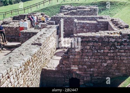 Resti di una fortificazione difensiva romana conosciuta come il Muro di Adriano, per un totale di circa 118 km con numero di fortezze, castelli e torrette. Forte romano Cilurnum o Cilurvum vicino Chesters, sorvegliando un ponte attraverso il Nord Tyne (Chesters Bridge). Porta ovest. Scansione di archivio da un vetrino. Giugno 1974. Foto Stock