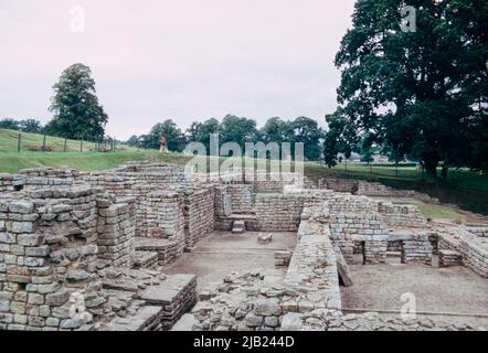 Resti di una fortificazione difensiva romana conosciuta come il Muro di Adriano, per un totale di circa 118 km con numero di fortezze, castelli e torrette. Forte romano Cilurnum o Cilurvum vicino Chesters, sorvegliando un ponte attraverso il Nord Tyne (Chesters Bridge). Porta ovest. Scansione di archivio da un vetrino. Giugno 1974. Foto Stock