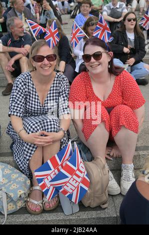 Londra, Regno Unito. 2nd giugno 2022. Migliaia di persone frequentano la sfilata di compleanno della Regina e celebrano il Queen's Platinum Jubilee, il Mall, Trafalgar Square, Londra, Regno Unito. 2nd giugno 2022. Credit: Vedi li/Picture Capital/Alamy Live News Foto Stock