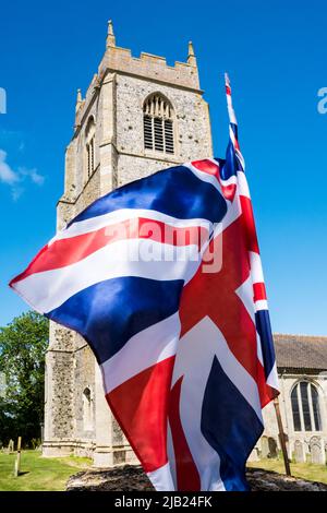 Un grande unione per il giubileo di platino della Regina del 2022 di fronte alla chiesa di Santa Maria a Holme-next-the-Sea, Norfolk settentrionale. Foto Stock