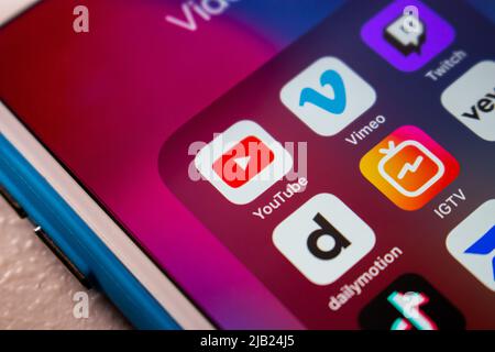 Kumamoto, GIAPPONE - Febbraio 7 2022: YouTube e alternative (Vimeo, Twitch, Dailymotion, IGTV, Vevo, TikTok & Wistia) su un iPhone. Concetto di streaming video Foto Stock