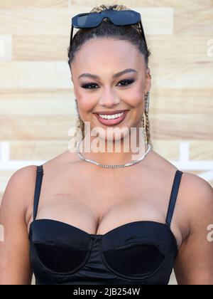 Westwood, Stati Uniti. 01st giugno 2022. WESTWOOD, LOS ANGELES, CALIFORNIA, USA - 01 GIUGNO: L'attrice americana Nia Sioux arriva al Los Angeles Premiere del 'Hustle' di Netflix tenuto al Regency Village Theatre il 1 giugno 2022 a Westwood, Los Angeles, California, Stati Uniti. (Foto di Xavier Collin/Image Press Agency) Credit: Image Press Agency/Alamy Live News Foto Stock