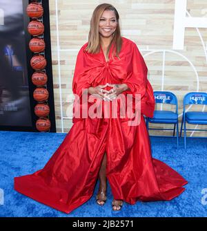 WESTWOOD, LOS ANGELES, CALIFORNIA, USA - 01 GIUGNO: Il rapper/attrice americano Queen Latifah arriva al Los Angeles Premiere della 'Hustle' di Netflix tenuto al Regency Village Theatre il 1 giugno 2022 a Westwood, Los Angeles, California, Stati Uniti. (Foto di Xavier Collin/Image Press Agency) Foto Stock