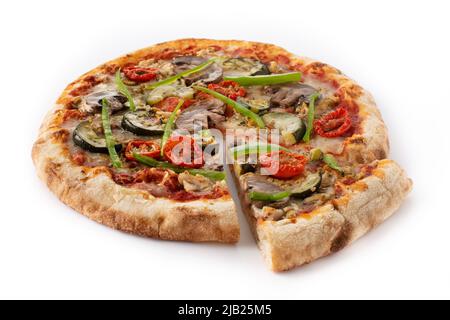 Pizza vegetariana con zucchine, pomodoro, peperoni e funghi isolati su sfondo bianco Foto Stock