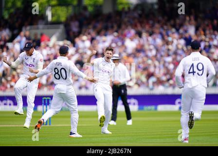 Matthew Potts (centro) dell'Inghilterra celebra la presa del wicket del Kane Williamson della Nuova Zelanda (non illustrato) durante il giorno uno della prima serie di prova di assicurazione di LV= al campo di cricket di Lord, Londra. Data foto: Giovedì 2 giugno 2022. Foto Stock