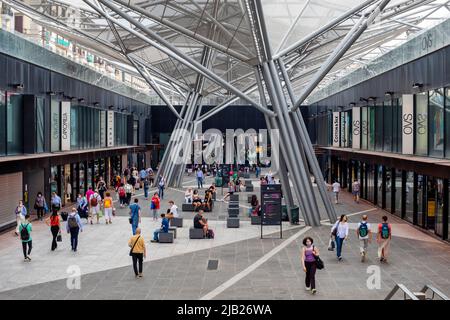 Napoli, Italia: 27 maggio 2022: Centro commerciale Piazza Garibaldi, centro commerciale e hub di collegamento con la stazione ferroviaria di Napoli Centrale. Persone passeggiare Foto Stock