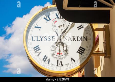 Minsk, Bielorussia - 31 maggio 2022: Ulysse Nardin Street clock mostra tè o orologio Foto Stock