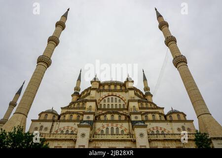 14 maggio 2022 Adana Turchia. La moschea Sabanci e il fiume Seyhan in una giornata nuvolosa Foto Stock