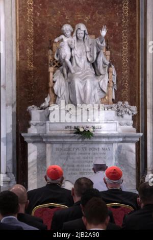Roma, Italia. 31 maggio 2022. Papa Francesco prega durante un rosario per la pace nella Basilica di Santa Maria maggiore, a Roma. Credit: Maria Grazia Picciarella/Alamy Live News 31 May 2022 Foto Stock