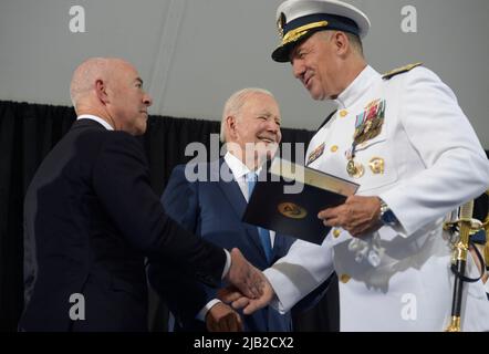 Guardia costiera degli Stati Uniti ADM. Karl L. Schultz scrolla le mani con il presidente americano Joe Biden e il segretario americano per la sicurezza interna Alejandro Mayorkas, a sinistra, durante una cerimonia di cambio di comando presso la sede della Guardia Costiera a Washington, DC mercoledì 1 giugno 2022. Guardia costiera ADM. Linda Fagan sta assumendo il comando da Schultz. Credito: Bonnie Cash/Pool tramite CNP/MediaPunch Foto Stock