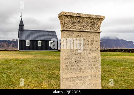 La piccola chiesa in legno Búðakirkja (Islanda) risale al 19th secolo in una zona paesaggistica naturale con un campo di lava. La chiesa è stata conservata nonostante il decreto del clero di Steinunn Sveinsdottir, che ha trovato il suo ultimo luogo di riposo nel cimitero Foto Stock