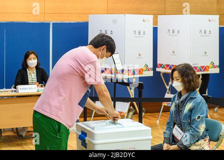 Seul, Corea del Sud. 01st giugno 2022. Un uomo getta il suo voto in una urla durante le elezioni locali a Seul a livello nazionale. Le elezioni locali sono 17 sindaci metropolitani e governatori provinciali, 226 capi consiglio di livello inferiore, 872 seggi in consigli provinciali e metropolitani, e 2.988 in consigli locali di livello inferiore. Credit: SOPA Images Limited/Alamy Live News Foto Stock