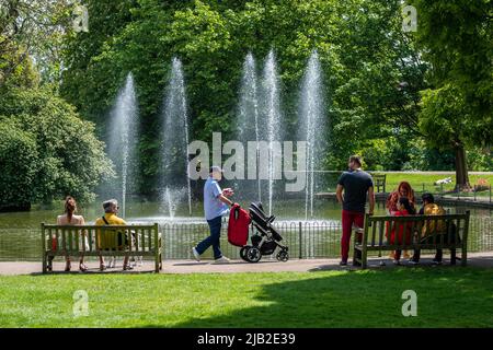 Royal Leamington Spa, Warwickshire, Regno Unito. 2nd giugno 2022. La gente si trovava oggi nelle loro tombe a Jephson Gardens, Leamington Spa, sfruttando al massimo il sole in quello che è il primo giorno delle celebrazioni del Platinum Jubilee. Il Giubileo del platino, che segna 70 anni del regno della Regina Elisabetta II, continua fino alla domenica. Credit: AG News/Alamy Live News Foto Stock