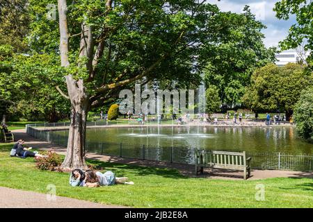 Royal Leamington Spa, Warwickshire, Regno Unito. 2nd giugno 2022. La gente si trovava oggi nelle loro tombe a Jephson Gardens, Leamington Spa, sfruttando al massimo il sole in quello che è il primo giorno delle celebrazioni del Platinum Jubilee. Il Giubileo del platino, che segna 70 anni del regno della Regina Elisabetta II, continua fino alla domenica. Credit: AG News/Alamy Live News Foto Stock