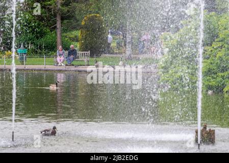 Royal Leamington Spa, Warwickshire, Regno Unito. 2nd giugno 2022. La gente si trovava oggi nelle loro tombe a Jephson Gardens, Leamington Spa, sfruttando al massimo il sole in quello che è il primo giorno delle celebrazioni del Platinum Jubilee. Il Giubileo del platino, che segna 70 anni del regno della Regina Elisabetta II, continua fino alla domenica. Credit: AG News/Alamy Live News Foto Stock