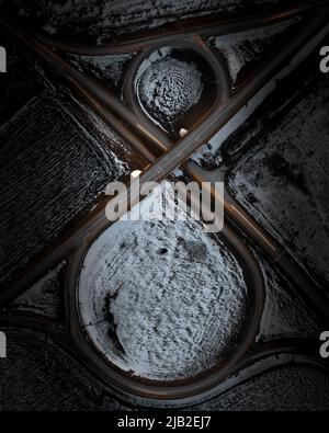 vista sulla superstrada da un drone in inverno di notte Foto Stock