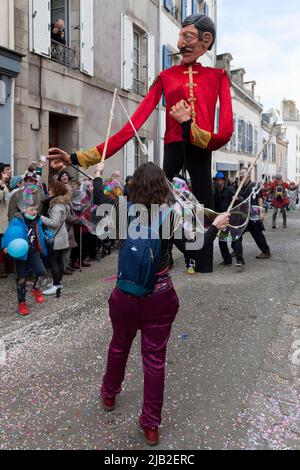 Douarnenez, Francia - Febbraio 27 2022: Marionetta gigante al carnevale di Les Gras de Douarnenez. E' un carnevale particolarmente famoso attraverso la Bretagna Foto Stock