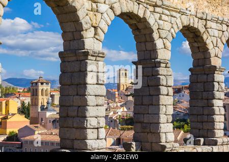 Acquedotto romano di fronte allo skyline di Segovia, Spagna Foto Stock