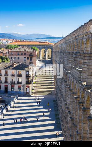 Acquedotto romano e piazza del mercato nella città storica di Segovia, Spagna Foto Stock