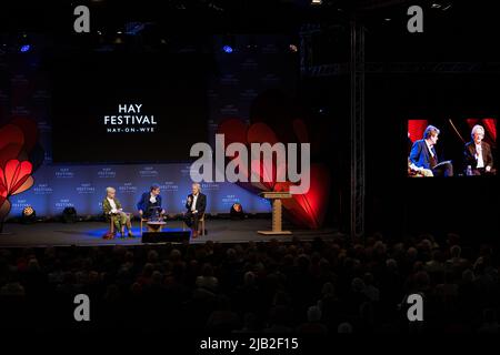 Hay-on-Wye, Galles, Regno Unito. 2nd giugno 2022. Prospect discusse 1: Il futuro della BBC, Jean Seaton, AC Grayling e Alan Rusbridger al Festival di Hay 2022, Galles. Credit: Sam Hardwick/Alamy. Foto Stock