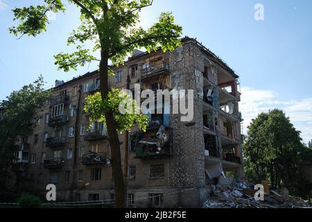 Kiev, Ucraina. 01st giugno 2022. Un edificio distrutto da una cesellatura russa. Mentre la città di Kiev cerca di tornare alla normalità, le strade ricordano che la guerra continua a imperversa. Credit: SOPA Images Limited/Alamy Live News Foto Stock