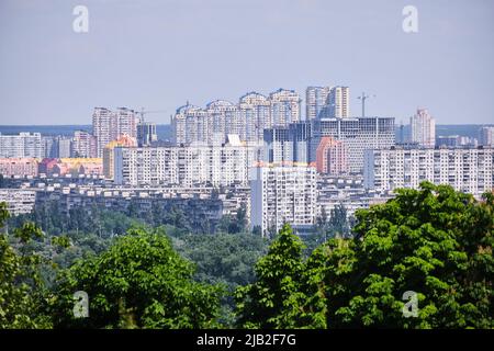 Kiev, Ucraina. 01st giugno 2022. Una panoramica della città. Mentre la città di Kiev cerca di tornare alla normalità, le strade ricordano che la guerra continua a imperversa. Credit: SOPA Images Limited/Alamy Live News Foto Stock