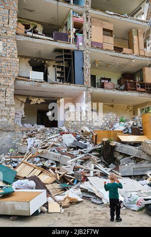 Kiev, Ucraina. 01st giugno 2022. Un ragazzo guarda i resti delle case distrutte. Mentre la città di Kiev cerca di tornare alla normalità, le strade ricordano che la guerra continua a imperversa. Credit: SOPA Images Limited/Alamy Live News Foto Stock