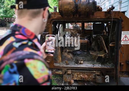 Kiev, Ucraina. 01st giugno 2022. I resti dei veicoli da guerra sono fotografati dai cittadini di Kiev. Mentre la città di Kiev cerca di tornare alla normalità, le strade ricordano che la guerra continua a imperversa. Credit: SOPA Images Limited/Alamy Live News Foto Stock