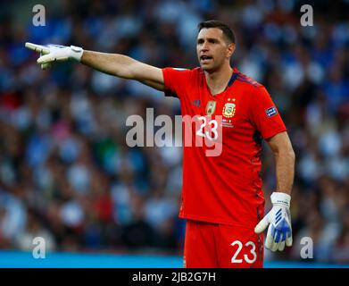 LONDRA, INGHILTERRA - GIUGNO 01: Emiliano Martinez d'Argentina durante Finalissima Conmebol - Coppa UEFA di campioni tra Italia e Argentina a Wembley S. Foto Stock