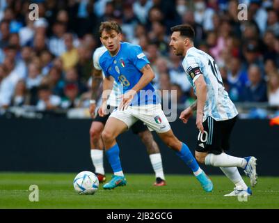 LONDRA, INGHILTERRA - GIUGNO 01:Lionel messi d'Argentina assume Nicolo Barella d'Italia durante Finalissima Conmebol - Coppa UEFA di campioni tra Ita Foto Stock