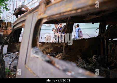 Kiev, Ucraina. 01st giugno 2022. I resti dei veicoli da guerra sono fotografati dai cittadini di Kiev. Mentre la città di Kiev cerca di tornare alla normalità, le strade ricordano che la guerra continua a imperversa. (Foto di Raul Moreno/SOPA Images/Sipa USA) Credit: Sipa USA/Alamy Live News Foto Stock