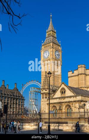 La Elizabeth Tower, recentemente ristrutturata, più comunemente conosciuta come Big ben in una giornata estiva soleggiata, Westminster, Londra SW1 Foto Stock