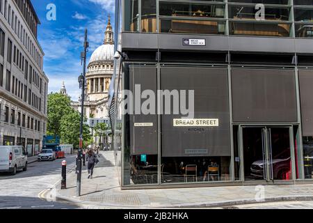 Gordon Ramsay Bread St Kitchen ristorante e bar presso One New Change con St Paul's Cathedral sullo sfondo, Londra EC4 Foto Stock