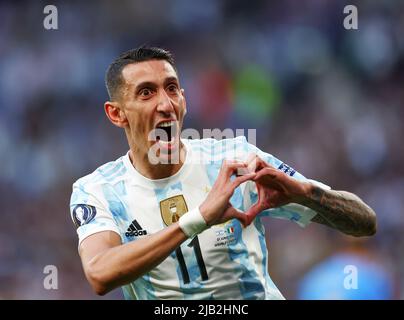 Londra, Regno Unito. 1st giugno 2022. Angel di Maria dell'Argentina segnando i suoi lati secondo gol durante la partita della Coppa dei campioni COMMEBOL-UEFA al Wembley Stadium di Londra. Il credito d'immagine dovrebbe leggere: David Klein/Sportimage Credit: Sportimage/Alamy Live News Credit: Sportimage/Alamy Live News Foto Stock