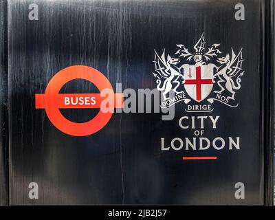 Dettaglio di una City of London Bus shelter che mostra il mantello di armi della City of London e un autobus di Londra roundel , Londra, EC1 Foto Stock