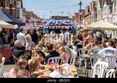 Payne Avenue, Hove, East Sussex, Regno Unito. Festa di strada che celebra il Giubileo del platino della Regina Elisabetta II organizzato dal George Payne Pub. 2nd giugno 2022. David Smith/Alamy News Foto Stock
