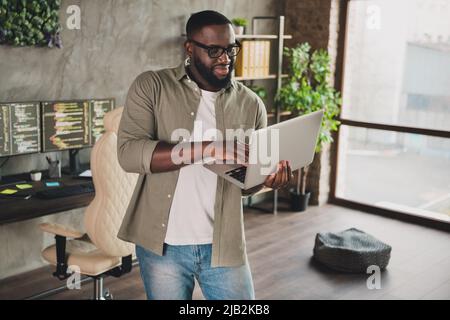 Ritratto di tecnico esperto attraente che modifica il Web sit eusing il codice di dati del laptop alla stazione di lavoro interna Foto Stock