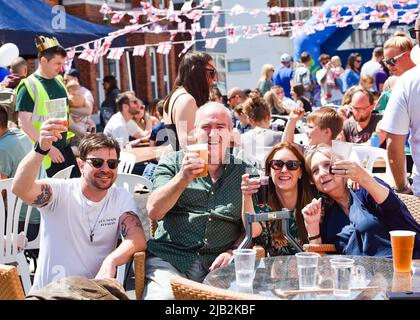 Hove , Brighton UK 2nd Giugno 2022 - i residenti di Payne Avenue a Hove celebrano il Giubileo del platino della regina con una festa di strada mentre le celebrazioni si svolgono in tutto il paese nei prossimi giorni: Credit Simon Dack / Alamy Live News Foto Stock