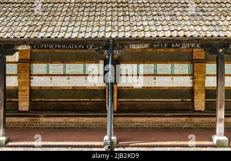 Il Watts Memorial per l'eroico autosacrificio nel Postman's Park di Londra Foto Stock