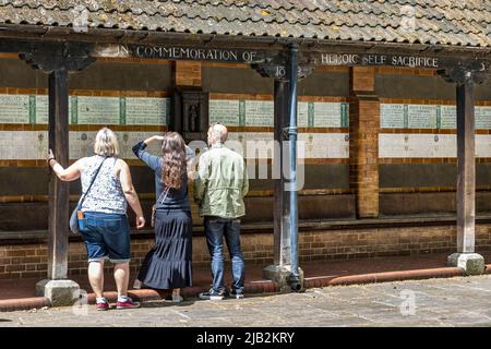 People at Postman's Park, un giardino ombreggiato nella città di Londra , sede del Watts Memorial to eroic Self-Sacrifice , Postman's Park London, EC1 Foto Stock