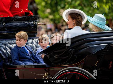 La principessa Kate, Duchessa di Cambridge, il Principe George, la Principessa Charlotte e il Principe Louis al Mall di Londra, il 02 giugno 2022, per partecipare a Trooping the color, parte delle celebrazioni del Giubileo del platino del Queens Albert Nieboer/Netherlands OUT/Point de Vue OUT Foto Stock