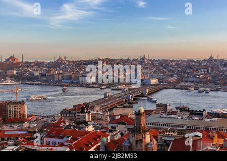 Skyline di Istanbul al tramonto, Turchia. Vista panoramica del Corno d'Oro e dei vecchi quartieri di Istanbul dalla torre Galata Foto Stock