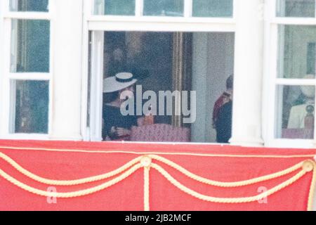 Londra, Regno Unito. 2 giugno 2022. Meghan, duchessa del Sussex visto sul balcone della Parata della Guardia del Cavallo durante Trooping il colore. Oggi è il Giubileo della Regina Elisabetta II. Credit: Benjamin Wareing/ Alamy Live News Foto Stock