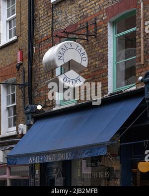 LONDRA, Regno Unito - 26 MAGGIO 2022: Cartello all'esterno del negozio di formaggi Neal's Yard a Shorts Gardens by Covent Garden Foto Stock