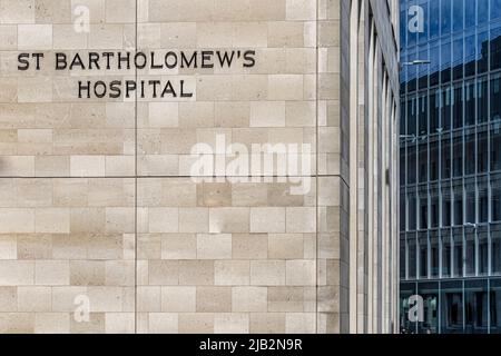 St Bartholomew's Hospital, King George V Building che ospita Barts Heart Center e Barts Cancer Center, King Edward St, Londra, EC1 Foto Stock