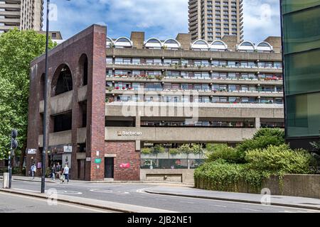 Fiori adornano le terrazze di uno dei blocchi di terrazza della tenuta Barbican nella città di Londra , EC2 Foto Stock