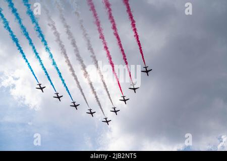 Londra UK, 2 giugno 2022. Frecce rosse in formazione con sentiero fumé colorato. 70 aerei della Royal Navy Apache elicotteri, tifoni, Ercole, Landacaster Bomber, Hurrinaes e Spitfire e le frecce rosse si esibiscono in un flypassato dopo la cerimonia di Trooping the Color il primo giorno di celebrazioni del Platinum Jubilee per segnare la Regina Elisabetta II 70 anni come credito sovrano. amer Ghazzal/Alamy Live News Foto Stock