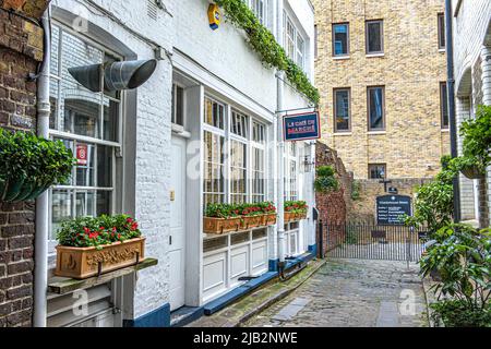 Le Cafe du Marche, un ristorante francese nascosto lungo un mews acciottolato all'angolo della storica Charterhouse Square, Londra EC1 Foto Stock
