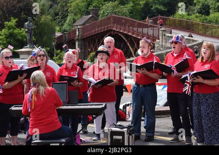 Ironbridge, Shropshire, Regno Unito, giugno 2nd 2022. Canzone del Giubileo della Regina. I Darby Singers intrattengono folle che celebrano il Giubileo del platino della Regina nella Piazza Ironbridge. Credit: Dave Bagnall /Alamy Live News Foto Stock