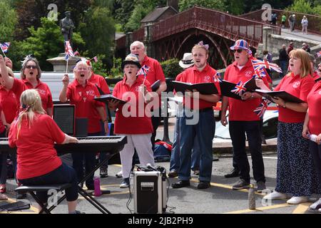 Ironbridge, Shropshire, Regno Unito, giugno 2nd 2022. Canzone del Giubileo della Regina. I Darby Singers intrattengono folle che celebrano il Giubileo del platino della Regina nella Piazza Ironbridge. Credit: Dave Bagnall /Alamy Live News Foto Stock